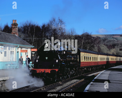 Train tiré par une locomotive à vapeur nombre 80135, arrivant à la station de Grosmont, North Yorkshire, Angleterre, Royaume-Uni. Banque D'Images