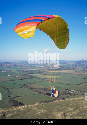 Parachute à partir de l'extrémité nord de la North York Moors, près de Great Broughton, North Yorkshire, Angleterre, Royaume-Uni. Banque D'Images