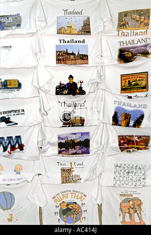 T-shirts en vente au marché de Chatuchak, Bangkok Thaïlande Banque D'Images