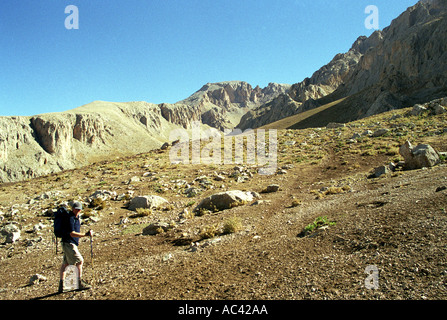 La Turquie un seul Walker sur le col takkekalesi remoteTaurus dans la montagne Banque D'Images