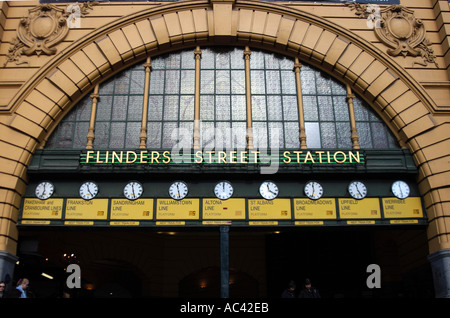 Prochain panneau indicateur du train à la gare de Flinders Street, vue depuis le côté sud de la Yarra River Melbourne Victoria Australie. Banque D'Images