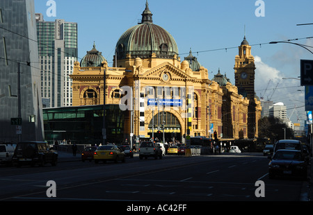 Prochain panneau indicateur du train à la gare de Flinders Street, vue depuis le côté sud de la Yarra River Melbourne Victoria Australie. Banque D'Images