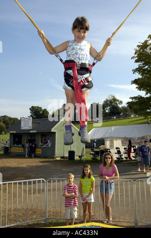 Durham, CT. Durham County Fair. Jeune fille, l'âge de quatre ans, sur le pouvoir sauter ride. Banque D'Images