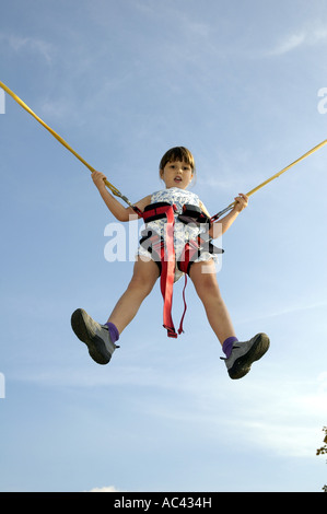 Septembre 2004 Durham Durham County Fair CT Fille age 4 sur le pouvoir sauter ride Banque D'Images