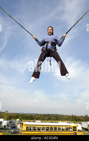 Durham, CT. Durham County Fair. Jeune fille, 12 ans, sur le pouvoir sauter ride. Banque D'Images