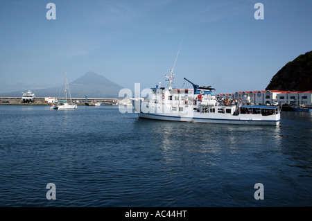 L'island ferry port de Horta établit, le volcan de Pico dans les Açores, l'arrière-plan Banque D'Images