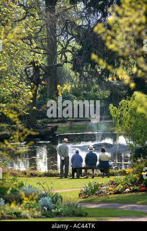 Deux COUPLES DE PERSONNES ÂGÉES VISITER DEWSTOW GARDENS ET GROTTES PRÈS DE CHEPSTOW SOUTH WALES UK Banque D'Images