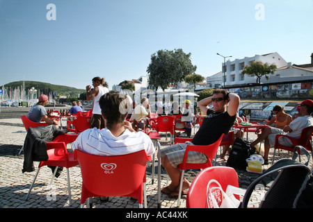 Les touristes se détendre dans la marina cafe, Horta, aux Açores Banque D'Images