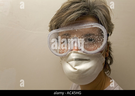 Une photographie d'une jeune femme après une séance de ponçage vers le bas. Portrait d'une jeune femme après un travail de ponçage (France) Banque D'Images