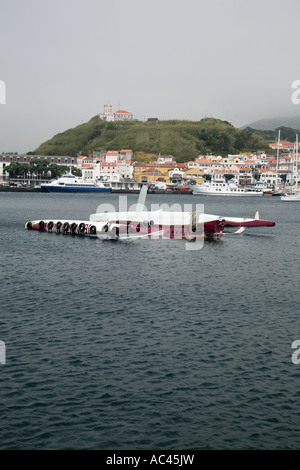 Un catamaran a renversé dans le port, Horta, aux Açores Banque D'Images