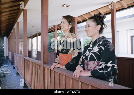 Deux jeunes femmes en kimono Banque D'Images