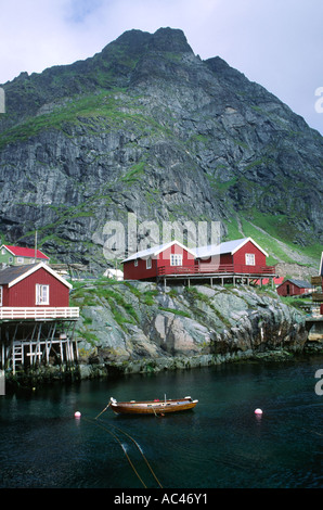 Maisons en bois rouge autour d'un fjord dans l'archipel des îles Lofoten en Norvège du Nord du comté de Nordland Banque D'Images