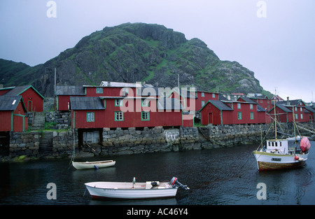 Maisons en bois rouge autour d'un fjord dans l'archipel des îles Lofoten en Norvège du Nord du comté de Nordland Banque D'Images