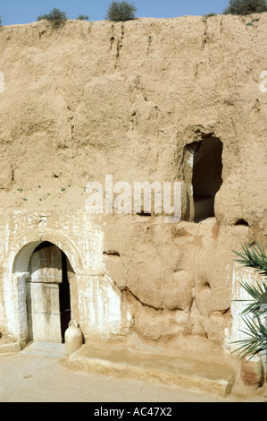 Fenêtre et porte de cave troglodyte logement dans le village de Matmata dans le sud de la Tunisie en Afrique du Nord Banque D'Images