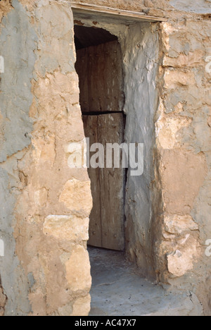 Entrée d'une grotte troglodyte maison dans le village de Matmata dans le sud de la Tunisie en Afrique du Nord Banque D'Images
