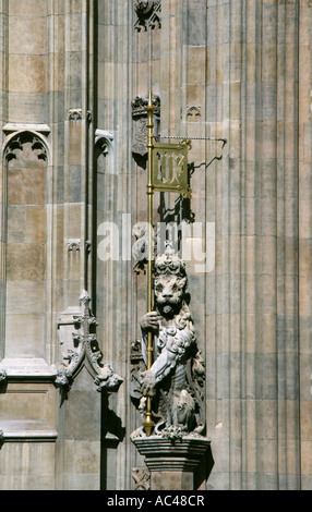 Statue à l'entrée de la Tour Victoria Chambres du Parlement à Londres Angleterre Royaume-Uni Grande-Bretagne Banque D'Images