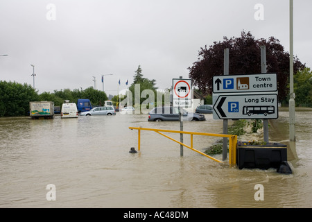 Voitures en partie submergé dans les parking en face de l'abbaye de Tewkesbury Gloucestershire UK Banque D'Images