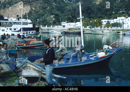 Les pêcheurs sur les bateaux dans le port de Sidi Bou Saïd, près de Tunis Tunisie Afrique du Nord Banque D'Images