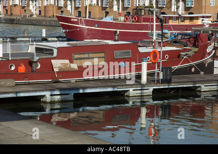 Bateaux rouges au Groenland Dock, Rotherhithe, Londres, Angleterre, Royaume-Uni Banque D'Images