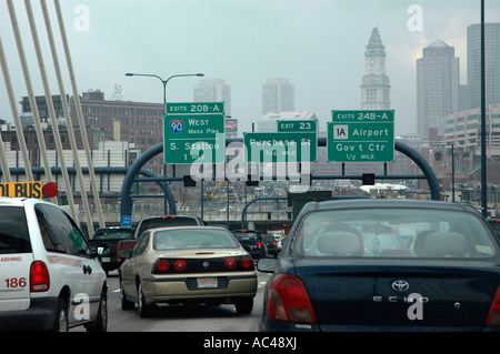 Boston l'heure de pointe du trafic sur le pont Zakim Leonard P Banque D'Images