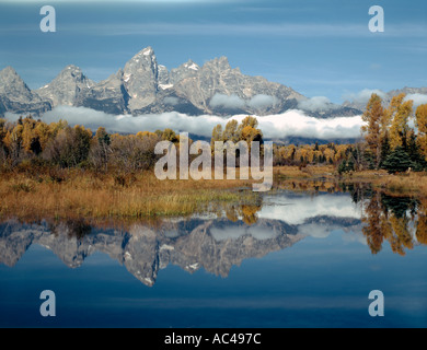 Parc National de Grand Teton, au Wyoming, montrant un étang de castors reflétant le Teton Mountains durant la saison automne couleur Banque D'Images