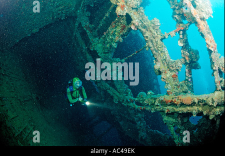 Scuba Diver plongée sur épave Umbria Soudan du Sud Mer Rouge Wingate Reef Banque D'Images