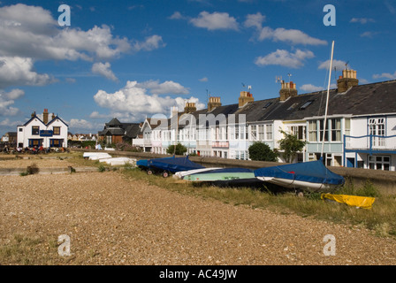 Whitstable Beach logement le long des maisons de devant donnent sur la plage et la mer. Kent Angleterre années 2007 2000 HOMER SYKES Banque D'Images