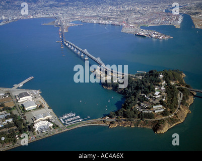 Vue aérienne au-dessus de l'île de Yerba Buena vers Oakland CA et Emeryville en Californie avec construction nouveau span Bay Bridge Banque D'Images