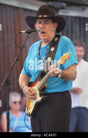 Texas blues guitariste Lightnin' Willie jouait avec le Poorboys lors de l'assemblée annuelle du Festival de jazz de Brecon Powys Pays de Galles UK Banque D'Images