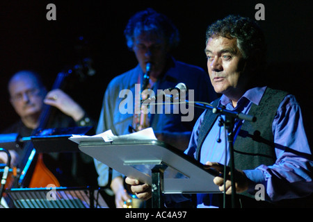 Max Boyce effectue sous le bois de lait par Dylan Thomas sur la scène du Festival de jazz annuel Brecon Powys Pays de Galles UK Banque D'Images