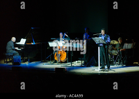 Max Boyce effectue sous le bois de lait par Dylan Thomas sur la scène du Festival de jazz annuel Brecon Powys Pays de Galles UK Banque D'Images