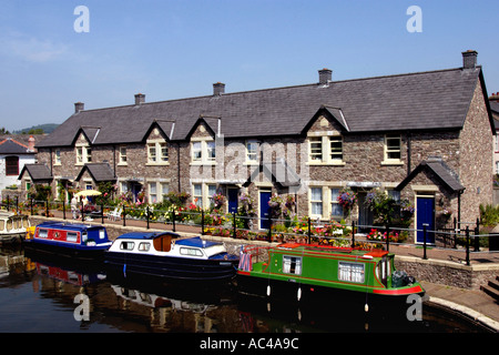 Amarré à côté de Narrowboats cottages au bord du canal sur le Canal de Monmouthshire et Brecon Brecon au Pays de Galles Powys bassin UK Banque D'Images