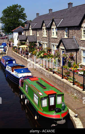 Amarré à côté de Narrowboats cottages au bord du canal sur le Canal de Monmouthshire et Brecon Brecon au Pays de Galles Powys bassin UK Banque D'Images