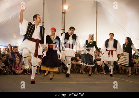 La troupe de danse folklorique traditionnelle à la scène festival Grec Syracuse New York Banque D'Images