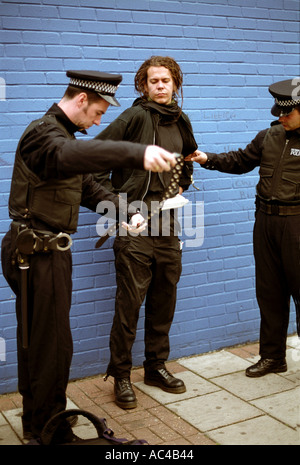 Les jeunes manifestant d'être fouillé par la police en vertu de l'article 44 lors d'une manifestation à Londres le commerce des armes. Banque D'Images
