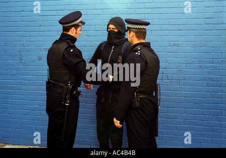 Les jeunes manifestant d'être fouillé par la police en vertu de l'article 44 lors d'une manifestation à Londres le commerce des armes. Banque D'Images