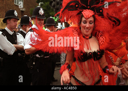 À la police à femme participant à Notting Hill Carnival de Londres. Banque D'Images