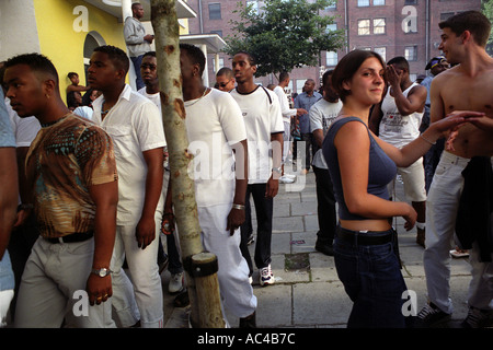 Groupe de jeunes de différentes races chat sur la porte à Londres pendant la festival de Notting Hill. Banque D'Images