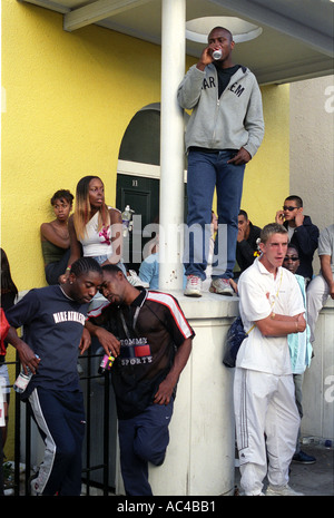 Groupe de jeunes de différentes races chat sur la porte à Londres pendant la festival de Notting Hill. Banque D'Images