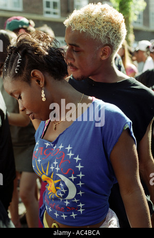 Un mixed race woman au carnaval de Notting Hill. Banque D'Images