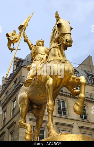 Statue de Jeanne d'Arc à cheval rue de Rivoli Paris Banque D'Images