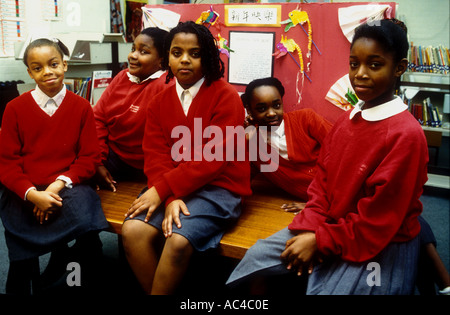 Groupe des pays d'Afrique et des Caraïbes les filles dans une classe secondaire de Londres. Banque D'Images