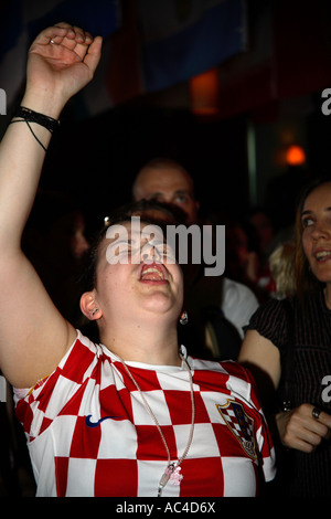 L'équipe de regarder son ventilateur croate contre le Japon, Coupe du Monde 2006, Cadogan Arms pub, King's Road, Londres Banque D'Images