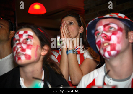 Supporters croates en regardant leur équipe contre le Japon, Coupe du Monde 2006, Cadogan Arms pub, King's Road, Londres Banque D'Images