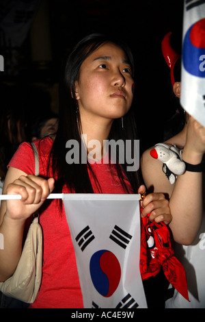 (République de Corée du Sud) fans attendent impatiemment de sifflet final lors de Coupe du Monde 2006 tirer contre la France, Café de Paris, Londres Banque D'Images