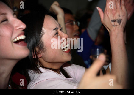 Des fans japonais célèbrent leur but dans la défaite 1-4 contre le Brésil, Coupe du Monde 2006, la Lune dans l'eau bar, Londres Banque D'Images