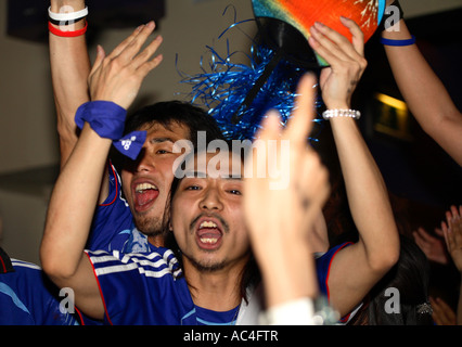 Acclamations des fans japonais leurs côtés 1-4 défaite contre le Brésil, Coupe du Monde 2006, la Lune dans l'eau bar, Londres Banque D'Images