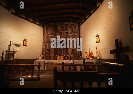 Intérieur de El Santuario de Chimayó, également connu sous le nom de "Lourdes de l'Amérique". Banque D'Images