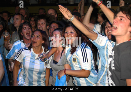 Fans argentins célèbrent objectif après avoir marqué contre le Mexique, Coupe du Monde 2006, le Grand, Clapham, Londres Banque D'Images