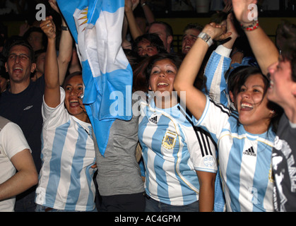 Fans argentins célèbrent objectif après avoir marqué contre le Mexique, Coupe du Monde 2006, le Grand, Clapham, Londres Banque D'Images